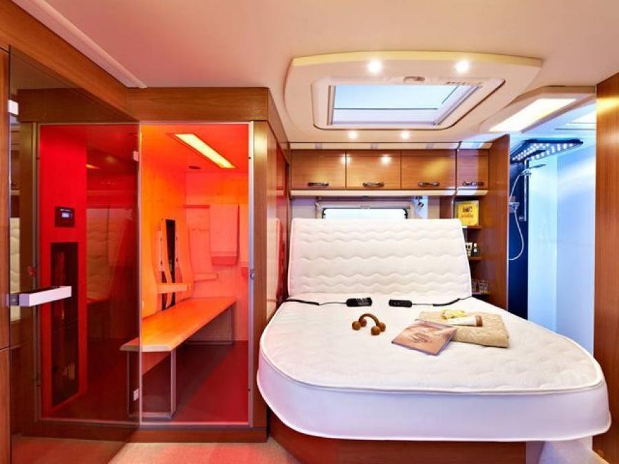 Интерьер Eura Mobil Integra EB SPA-Mobil 2011 года  (фото 3 из 3)